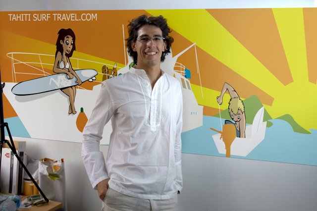 Basile-Bernard-devant-affiche-horizontale Basile-Bernard-devant-affiche-horizontale
